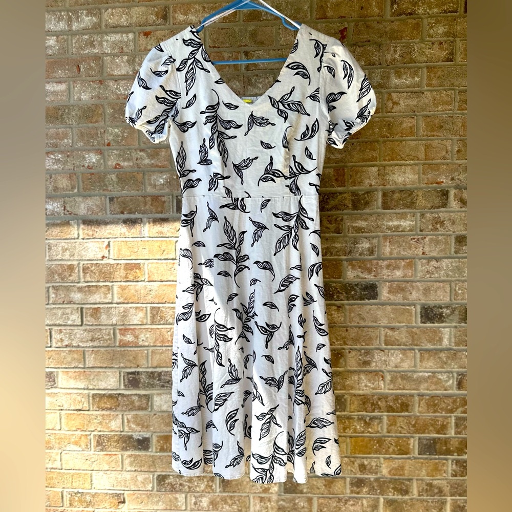 T Tahiti Floral White and Black Linen Blend pull over Side zip Dress